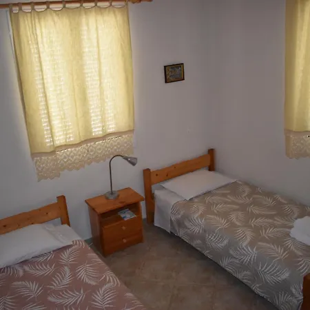 Under The Pine Tree بيت للعطل